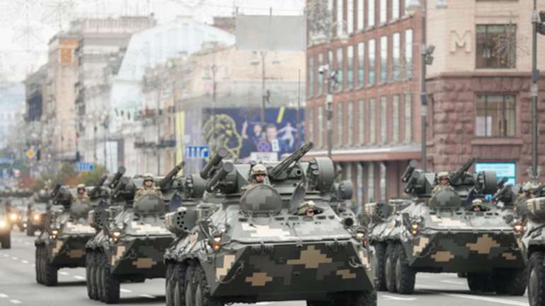 Ситуація на фронті є повною протилежністю з парадними колонами в Києві