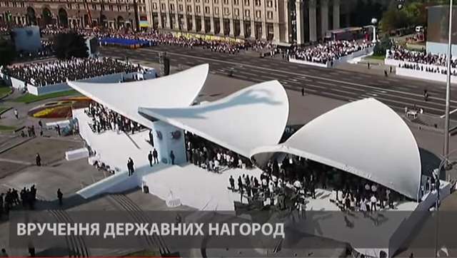 Великі білі шатра, які поставили для VIP-глядачів параду