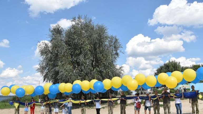 У зоні ООС в бік окупованих територій запустили синьо-жовті прапори