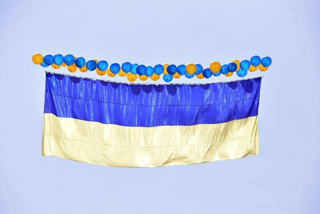 У зоні ООС в бік окупованих територій запустили синьо-жовті прапори_1