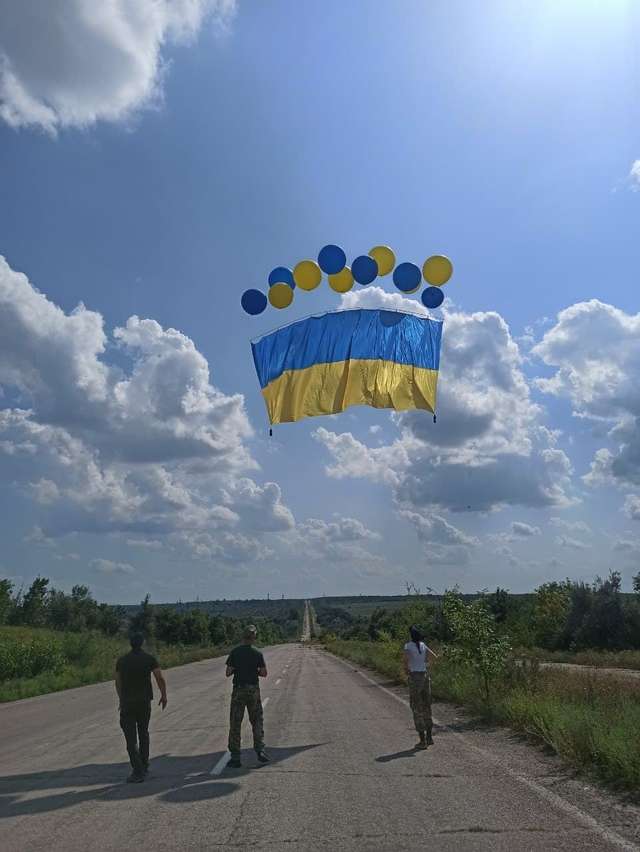 У зоні ООС в бік окупованих територій запустили синьо-жовті прапори_4