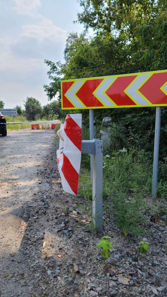 Огородження бар'єрноОгородження бар'єрного типу обабіч траси М-03го типу