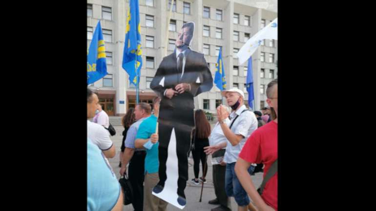 Анатолій Банний на площі перед Полтавською ОДА 27.07.2020 року