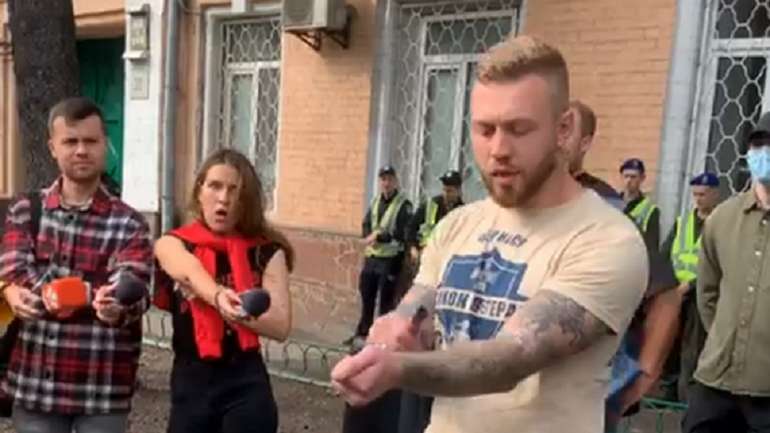 Дістали: Учасник україно-російської війни Дмитро Кухарчук біля Печерського суду порізав собі вени