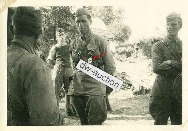 Колишній офіцер РСЧА на німецькій службі, припоряджений у совєцьку форму, нагороджений 