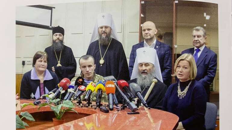 На ворога зі Сходу меч, а на диявола у рясі – хрест