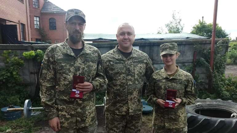 Військових медиків Кримцеву та Рубашевського нагородили відзнаками РНБО за порятунок побратима