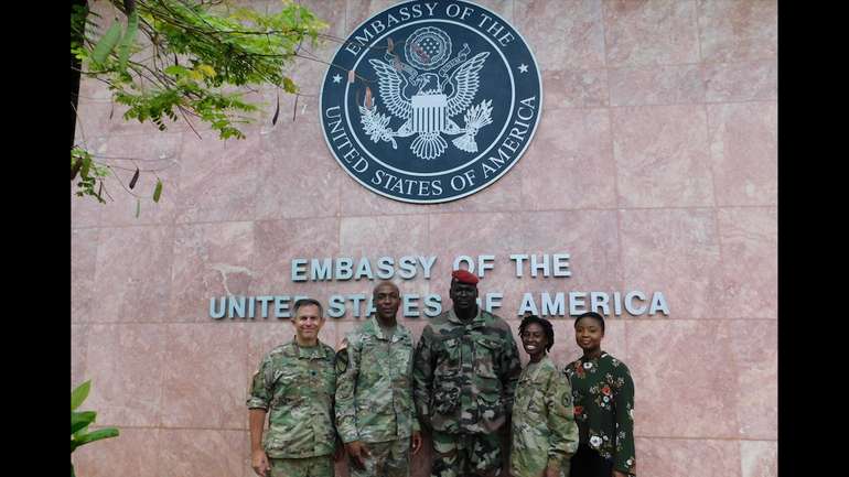 Полковник Мамаді Думбуя біля посольства США