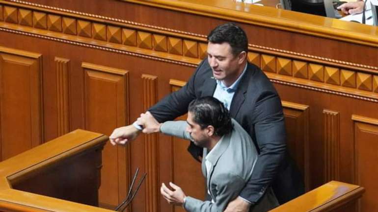 Микола Тищенко напав на нардепа Лероса у ВР під час його виступу про справу вагнерівців