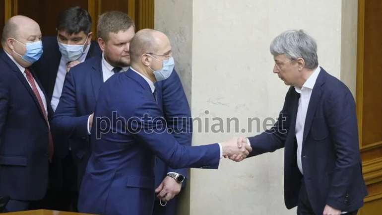 «Дєнєґ нєт, но ви дєржитєсь там!» ©