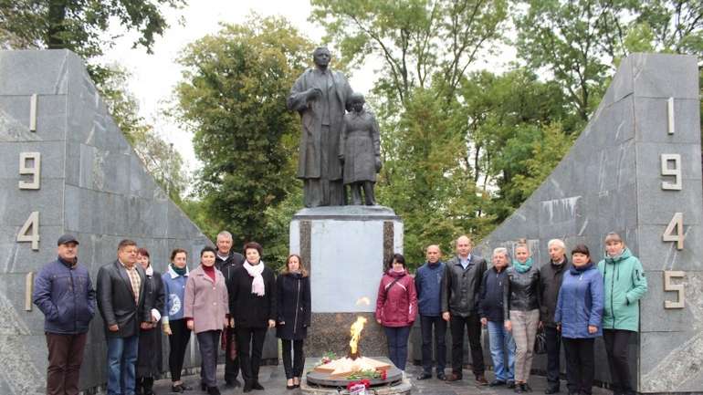 Попри декомунізацію у Полтавській області прославляють більшовицьких окупантів