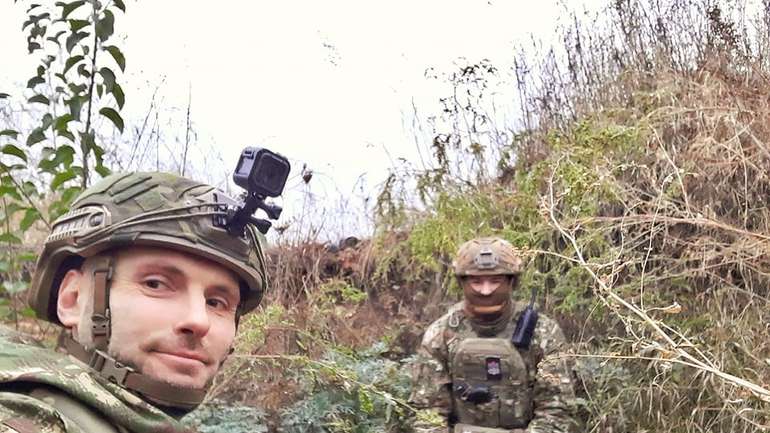 В околицях Донецька між фонемами вітру у прозорому маскхалаті гарцює Смерть