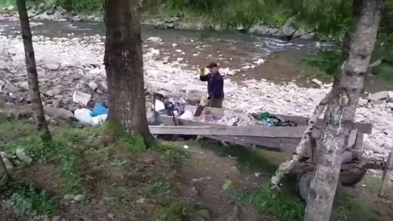 Закарпатські селяни самотужки прибрали несанкціоноване сміттєзвалище