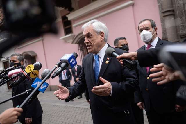 Чилійський президент відповідає на питання журналістів щодо наявності у нього офшорів