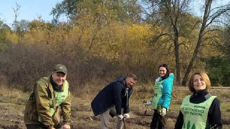 Діти висадили молодий ліс у Миргородському районі