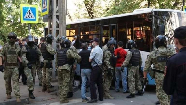 У Криму тривають безпрецедентні переслідування учасників мирних зібрань — правозахисники