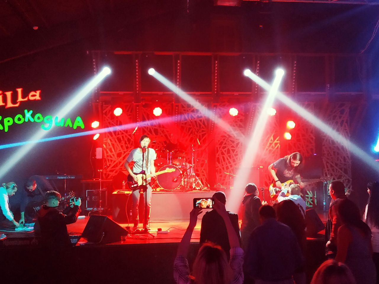 На сцені гурт 