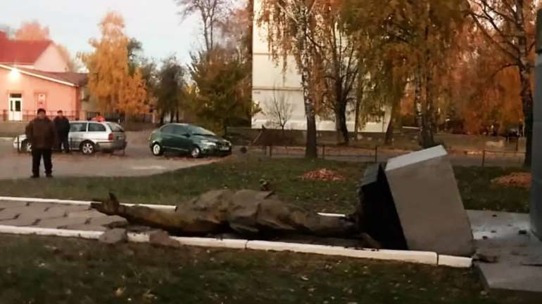 Лубенська міська рада вважає декомунізацію «протизаконним вандалізмом»
