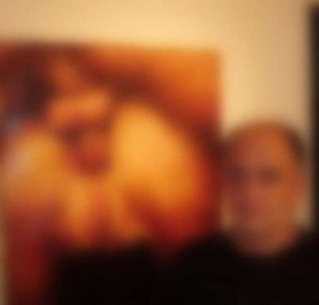 Ройтбурд О. на тлі свого полотна Без назви, серія Натюрморти, 1997, олія, ню, зображення розмите з метою дотримання Закону про ЗМІ