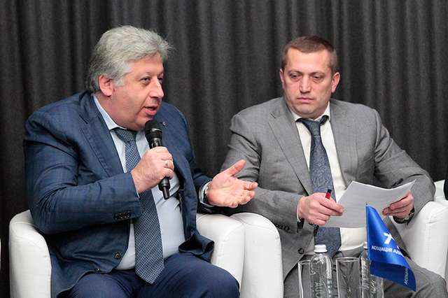 Процедуру заміни ІМЕІ Семен Ханін (ліворуч) залишив за кадром, проте з таким завданням нині впорається навіть школяр.