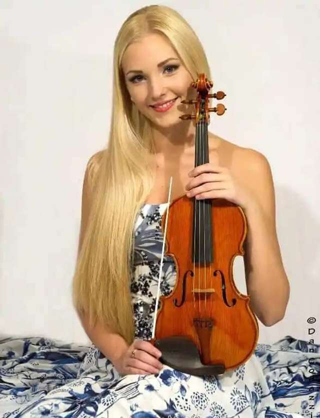 Українка АНАСТАСІЯ  ПЕТРИШАК — скрипалька, яка грає на скрипках Страдіварі та акомпанує Бочеллі_6
