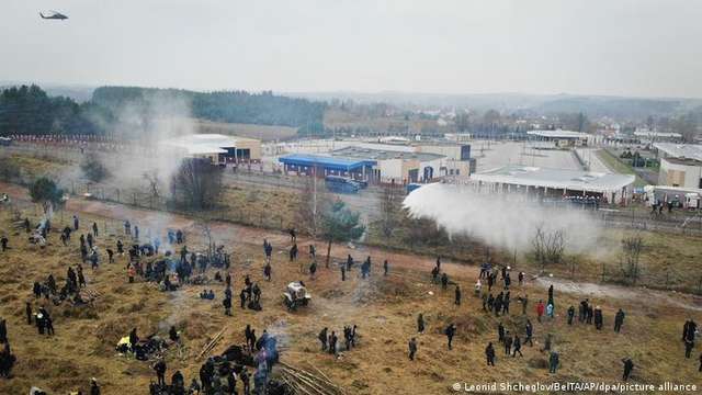 Міґранти намагаються прорватися з боєм у Польщу (16.11.2021)