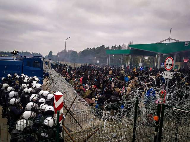 Польські прикордонники та поліція обороняють свою батьківщину від навали нелеґалів (16.11.2021)