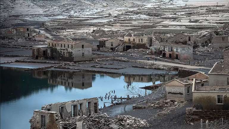 В Іспанії з-під води вийшло село, яке затопили 30 років тому