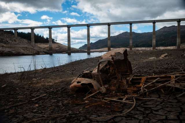 Але коли рівень води в португальському водосховищі Ліндоз стає низьким, Асередо з'являється на поверхні.