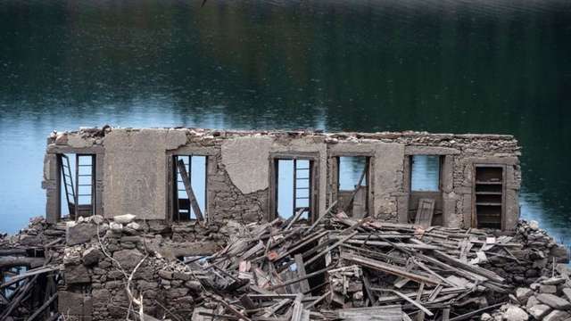 Стіни більшості будівель зруйнувалися від води, віконні рами залишилися порожніми, але деякі будівлі залишилися напрочуд недоторканими.