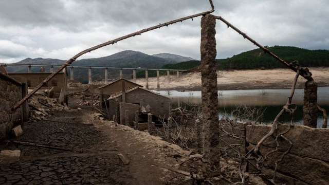 В Іспанії з-під води вийшло село, яке затопили 30 років тому_8