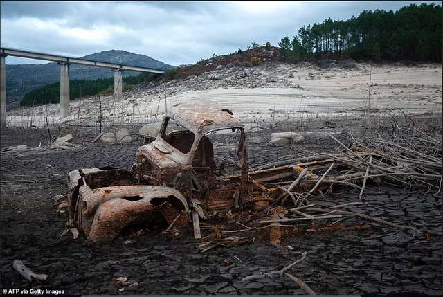 В Іспанії з-під води вийшло село, яке затопили 30 років тому_11