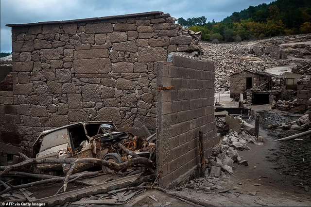 В Іспанії з-під води вийшло село, яке затопили 30 років тому_13
