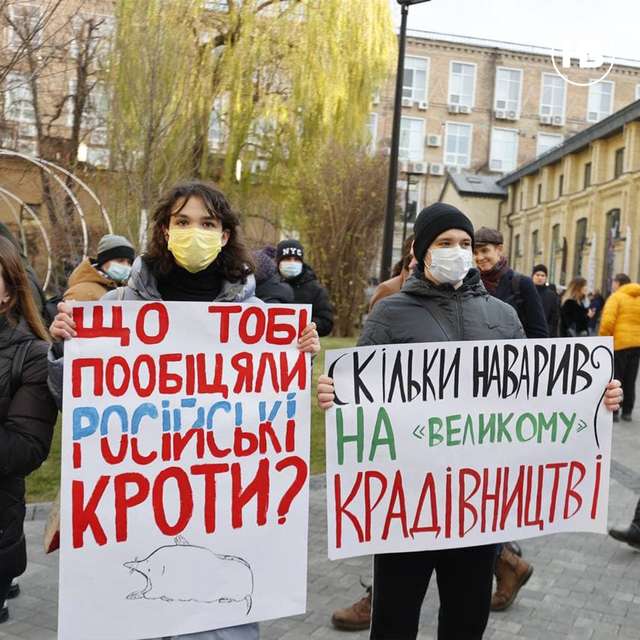 Під місцем проведення пресконференції Зеленського зібралися протестувальники