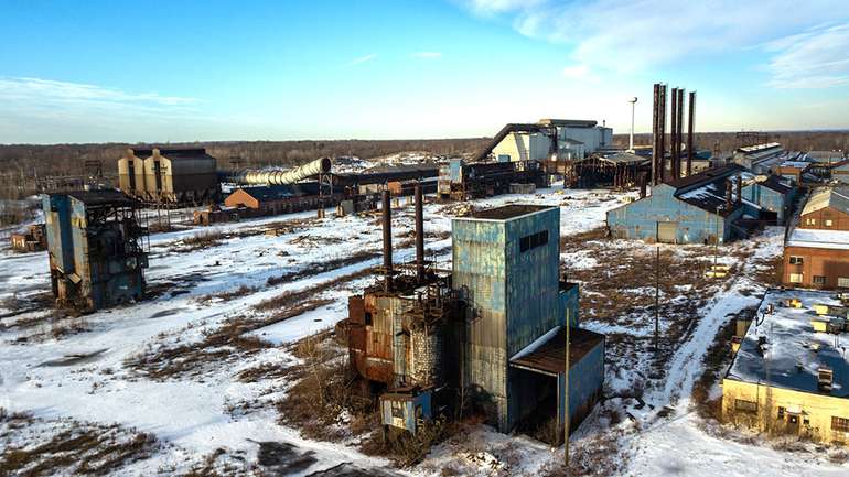 Коломойський та його партнери закрили Warren Steel у Уоррені, штат Огайо, у 2016 році, залишивши без роботи 162 людини, купи небезпечних відходів та неочищених стічних вод, які стікали в сусідню річку Махонінг.