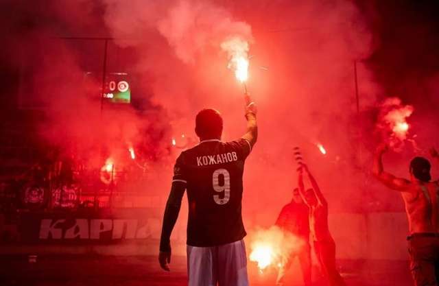 Львівські ультраси вивісили банер з красномовним надписом — Серп і молот — смерть і голод_1