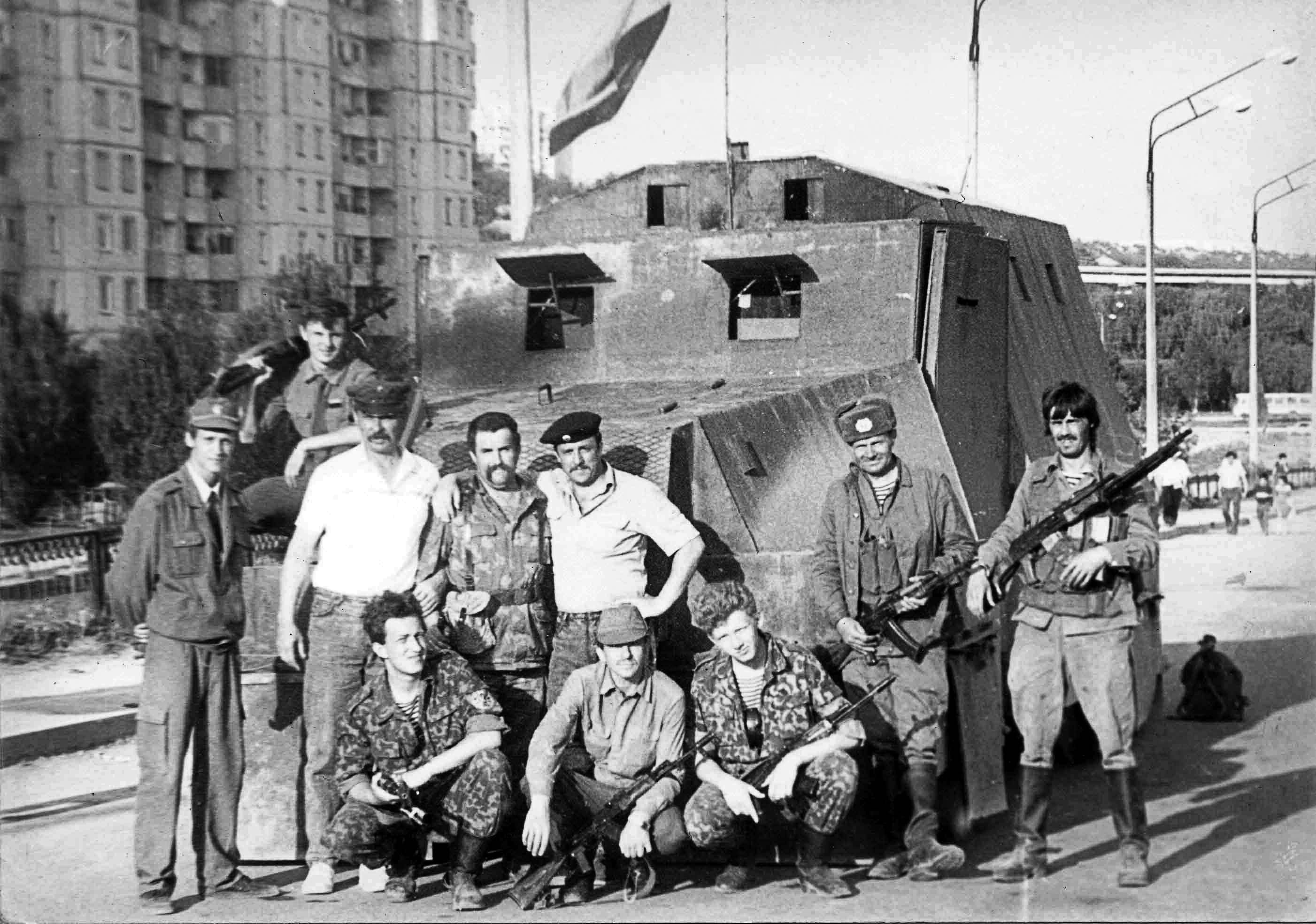 в першому ряді від броневика третій з ліва стрілець УНСО 