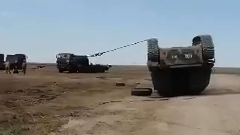 Військові РФ рятували перевернуту САУ Мста-С танком Т-90А