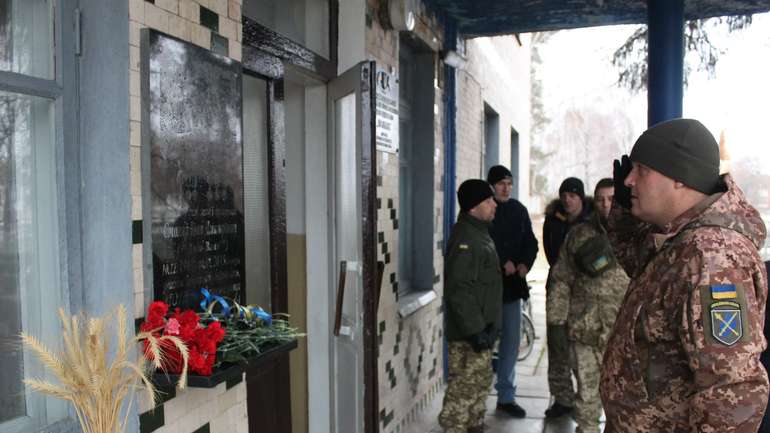 У селі на Полтавщині встановили меморіальну табличку загиблому бійцю ЗСУ