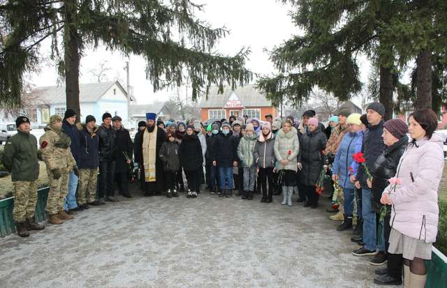 У селі на Полтавщині встановили меморіальну табличку загиблому бійцю ЗСУ_3