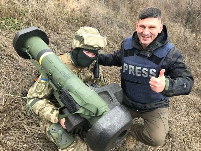 Журналісти Австралії показали українських військових з “Javelin” на Донбасі_1