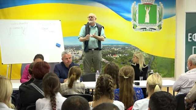 Україні потрібні активні люди на рівні громади, а не 