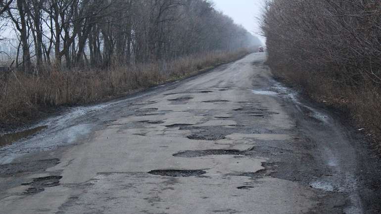 Кратери замість асфальту: жителі Карлівської ОТГ скаржаться на погані дороги