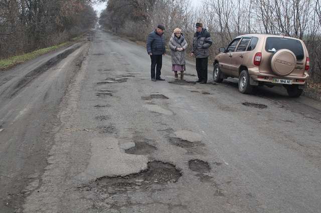 Кратери замість асфальту: жителі Карлівської ОТГ скаржаться на погані дороги_1