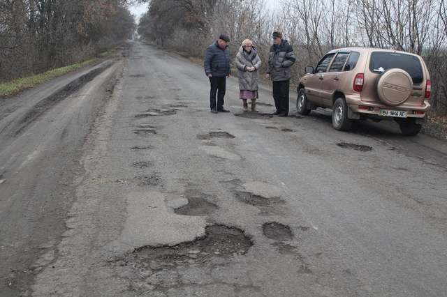 Кратери замість асфальту: жителі Карлівської ОТГ скаржаться на погані дороги_2