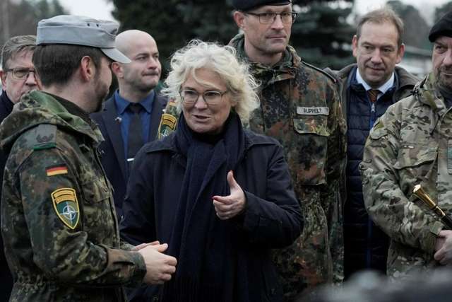 Крістін Ламбрехт під час відвідування військової бази у Литві