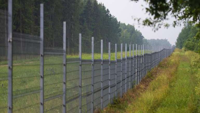 Білорусь перекидає мігрантів до кордону  Латвії