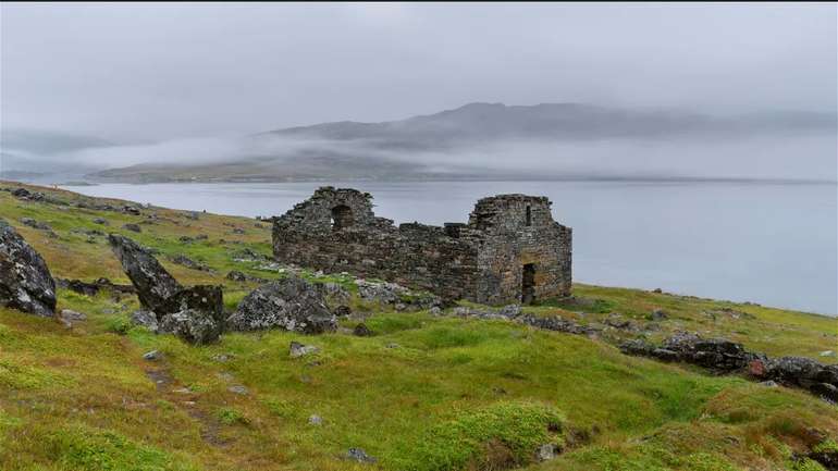 Руїни церкви у Хвалсі, норвезькому поселенні в Гренландії. Вікінги побудували споруду приблизно в 14 столітті.