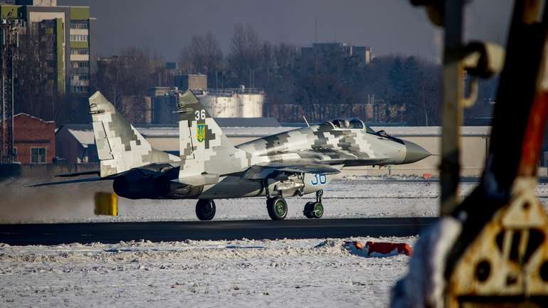 Львівські авіаремонтники передали ЗСУ відновлений літак МиГ-29