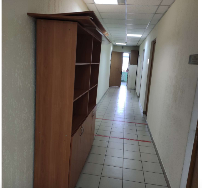 Розламані меблі з кабінету «серверної» на четвертому поверсі ПОІППО